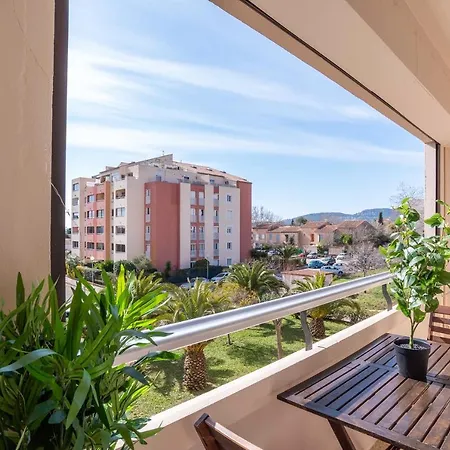 Flat With Loggia At 10min From The Hyères